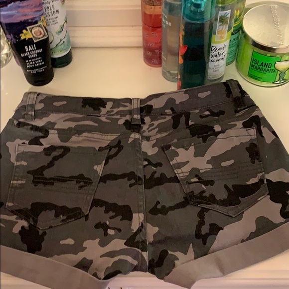 ☆camo shorts☆only worn once☆medium☆ - Picture 2 of 2